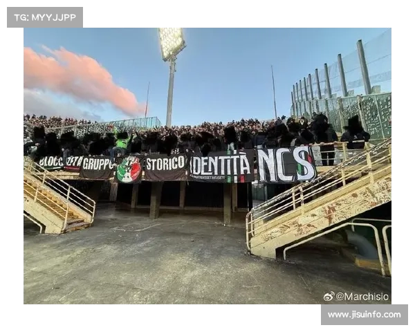 赛后致敬，尤文图斯全队向客队看台鼓掌致意